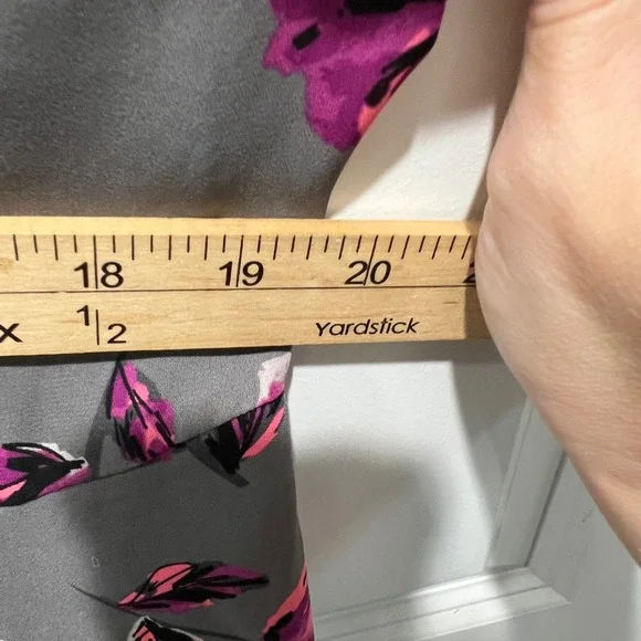 Torrid Women Gray Purple Floral Short Sleeve Keyhole Back Blouse Size 0‎ - Picture 6 of 7